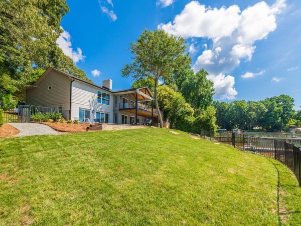 Luxurious Lakefront Vacation Home With Pool & Boat Dock