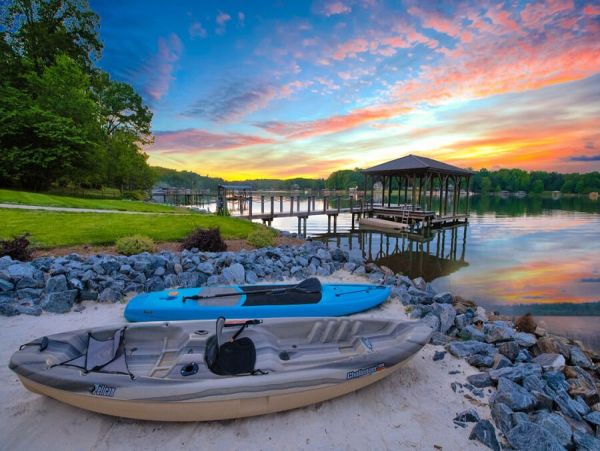 Luxury Lakefront Vacation Home With Boat Dock 16 Guests