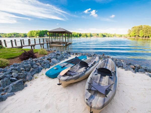 Luxury Lakefront Vacation Home With Boat Dock 16 Guests