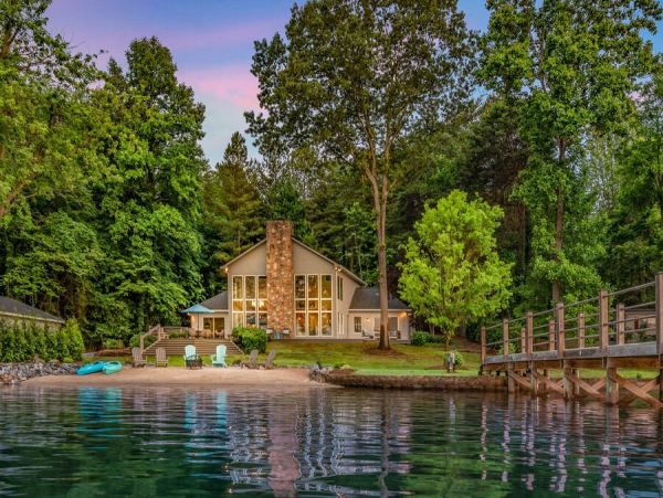 Lakefront Four Bedroom Vacation Home in Lake Norman