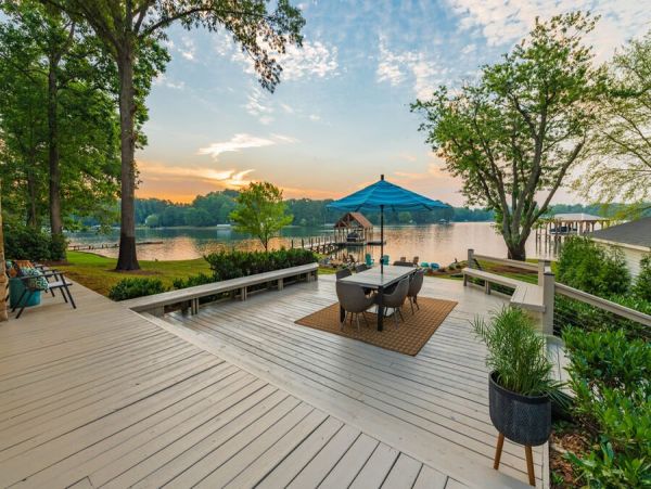 Lakefront Four Bedroom Vacation Home in Lake Norman