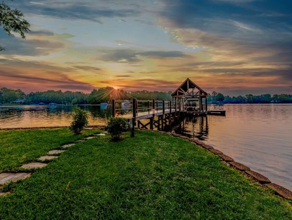 Lakefront Four Bedroom Vacation Home in Lake Norman