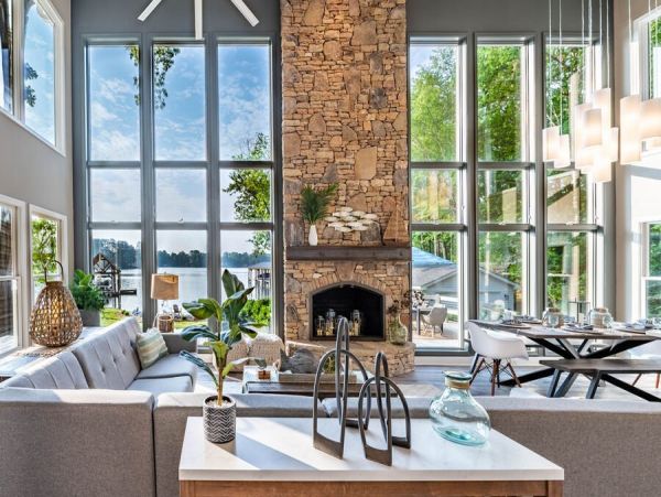 Lakefront Four Bedroom Vacation Home in Lake Norman