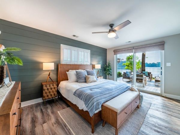 Lakefront Four Bedroom Vacation Home in Lake Norman