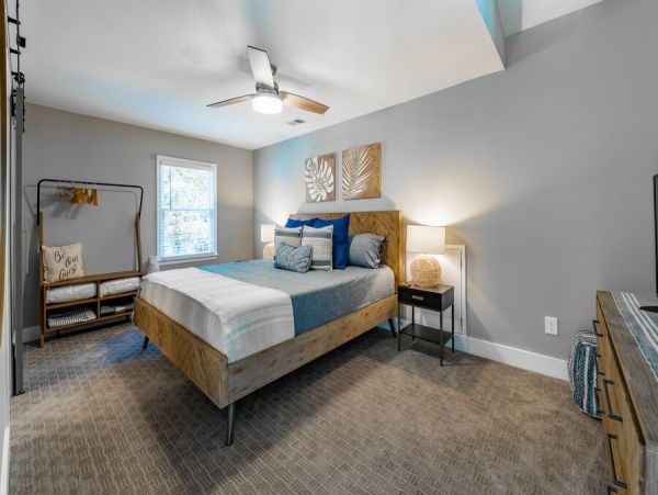 Lakefront Four Bedroom Vacation Home in Lake Norman
