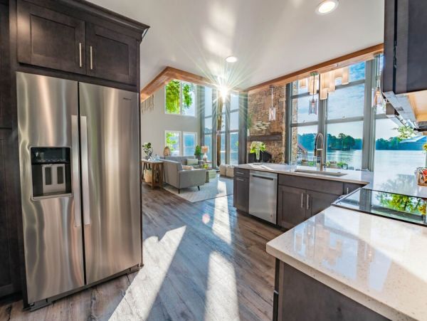 Lakefront Four Bedroom Vacation Home in Lake Norman