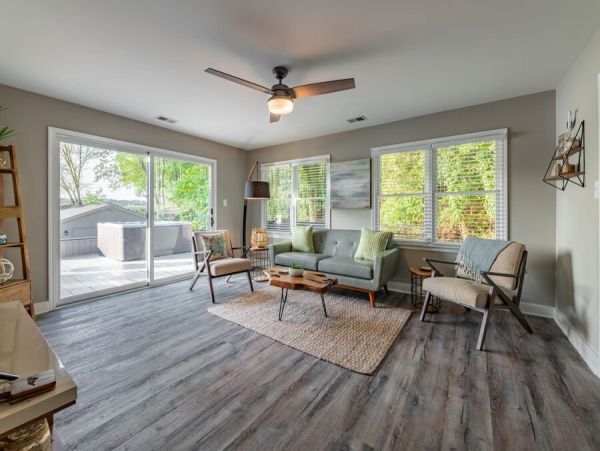 Lakefront Four Bedroom Vacation Home in Lake Norman