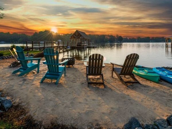 Lakefront Four Bedroom Vacation Home in Lake Norman
