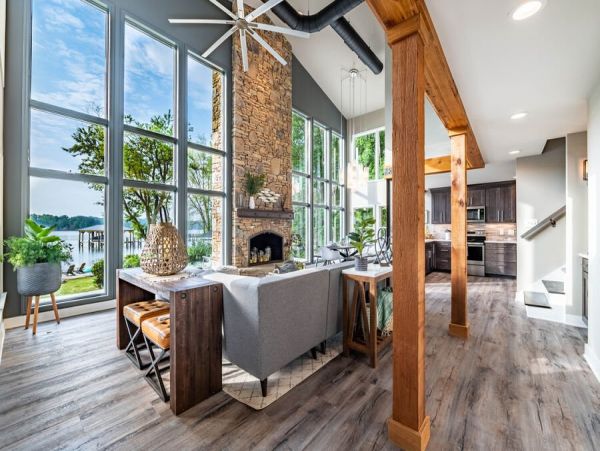 Lakefront Four Bedroom Vacation Home in Lake Norman
