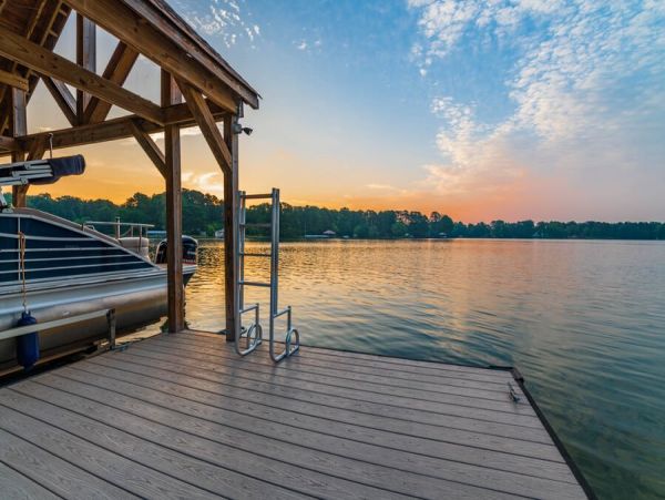 Lakefront Four Bedroom Vacation Home in Lake Norman