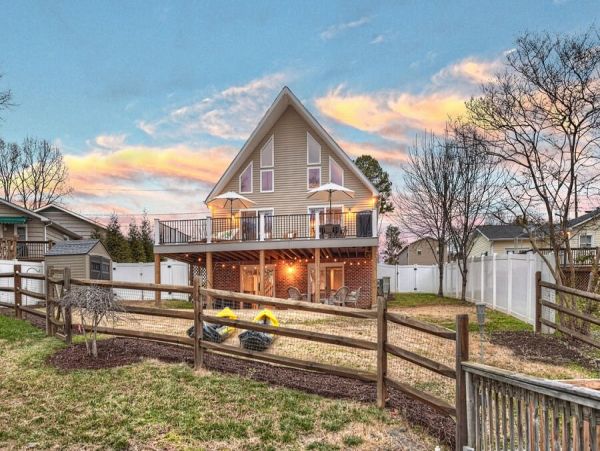Waterfront Vacation Home In Lake Norman Sleeps 9 Guests