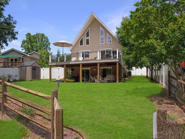 Waterfront Vacation Home In Lake Norman Sleeps 9 Guests