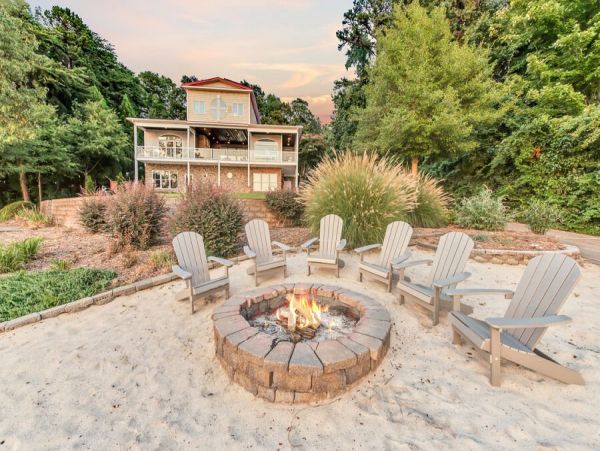 Beautiful 3 Bedroom Home in Lake Norman With Sandy Beach