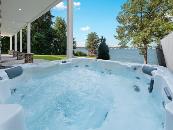 Beautiful 3 Bedroom Home in Lake Norman With Sandy Beach