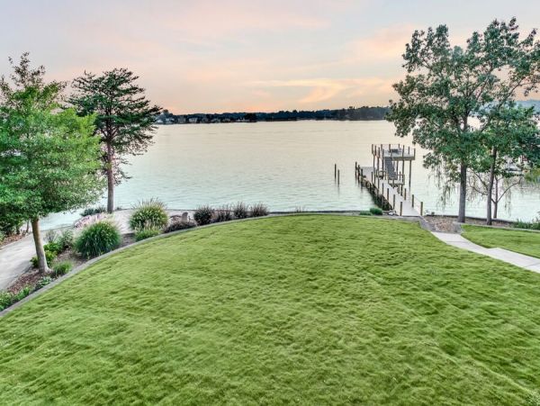 Beautiful 3 Bedroom Home in Lake Norman With Sandy Beach