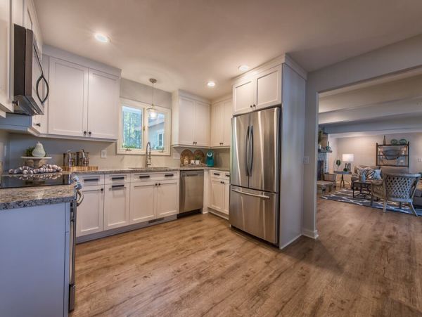 Charming Lake Norman Waterfront Vacation Cottage Sleeps 8