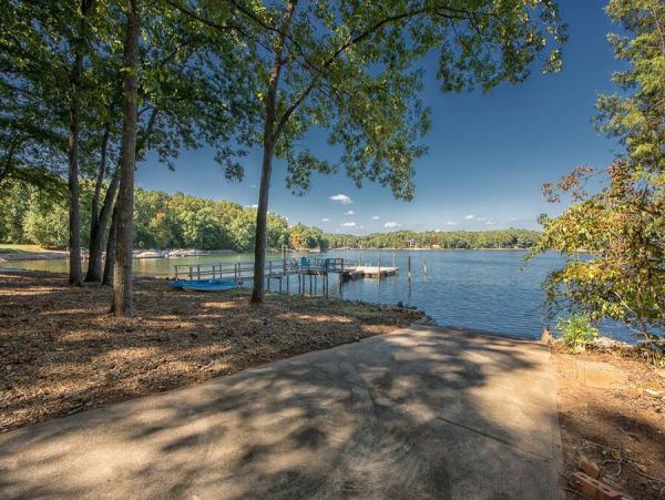 Charming Lake Norman Waterfront Vacation Cottage Sleeps 8