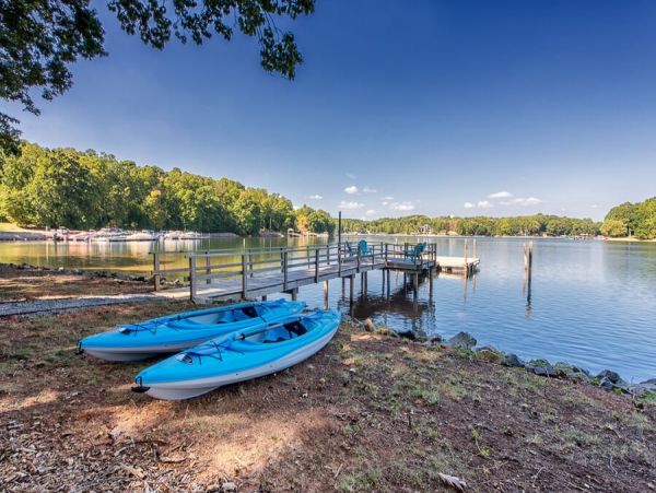 Charming Lake Norman Waterfront Vacation Cottage Sleeps 8