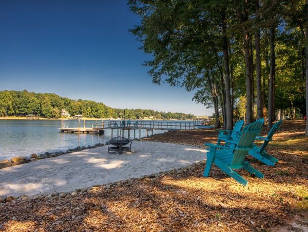 Charming Lake Norman Waterfront Vacation Cottage Sleeps 8