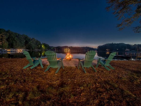Charming Lake Norman Waterfront Vacation Cottage Sleeps 8