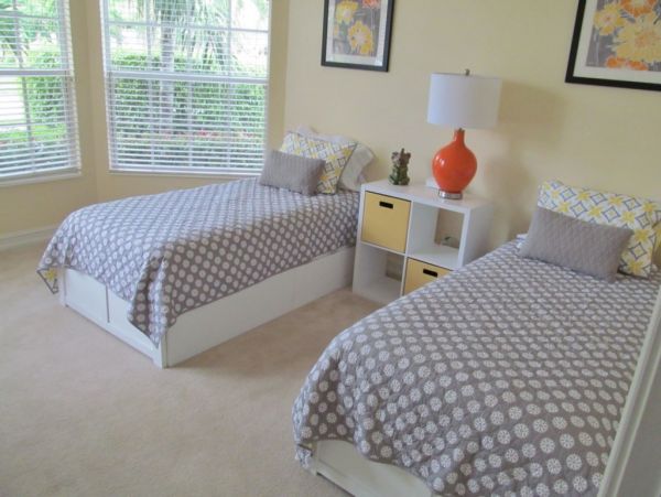 Lake Views 3 Bedroom Vacation Home In Naples With Caged Pool