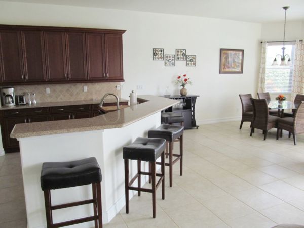 Lake Views 3 Bedroom Vacation Home In Naples With Caged Pool