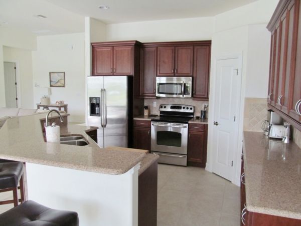 Lake Views 3 Bedroom Vacation Home In Naples With Caged Pool