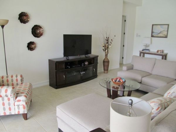Lake Views 3 Bedroom Vacation Home In Naples With Caged Pool