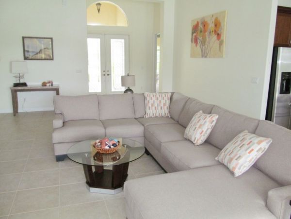 Lake Views 3 Bedroom Vacation Home In Naples With Caged Pool