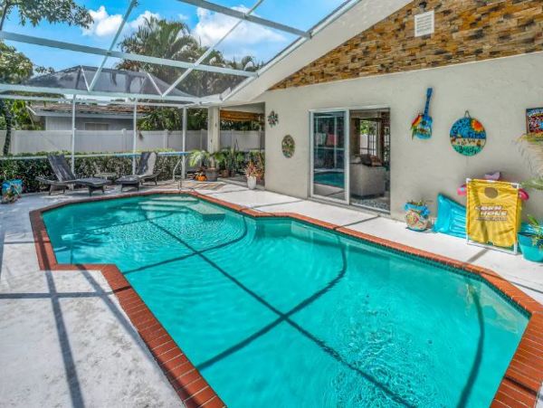 Beautiful Naples Vacation Home Caged Pool
