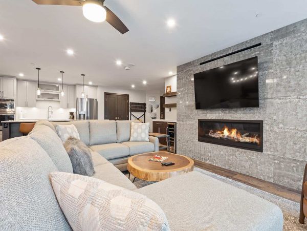 Contemporary Luxury condo with 2 Kings walk to lift