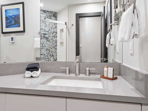 Contemporary Luxury condo with 2 Kings walk to lift
