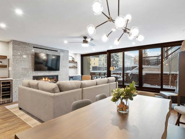 Contemporary Luxury condo with 2 Kings walk to lift