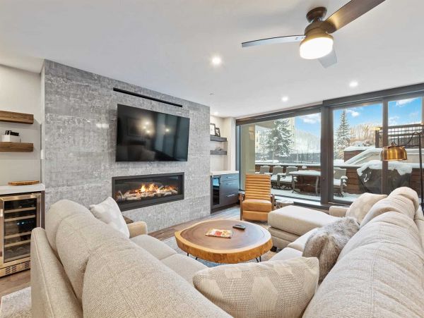 Contemporary Luxury condo with 2 Kings walk to lift