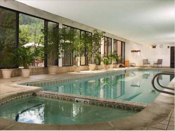 Contemporary Luxury condo with 2 Kings walk to lift