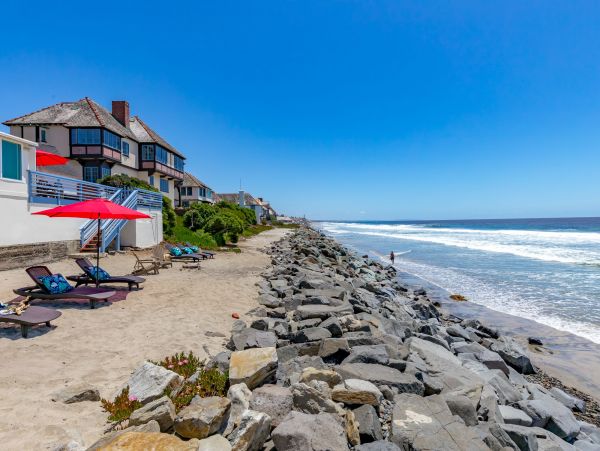 Oceanside Vacation Cottage with Private Spa & Amazing Views