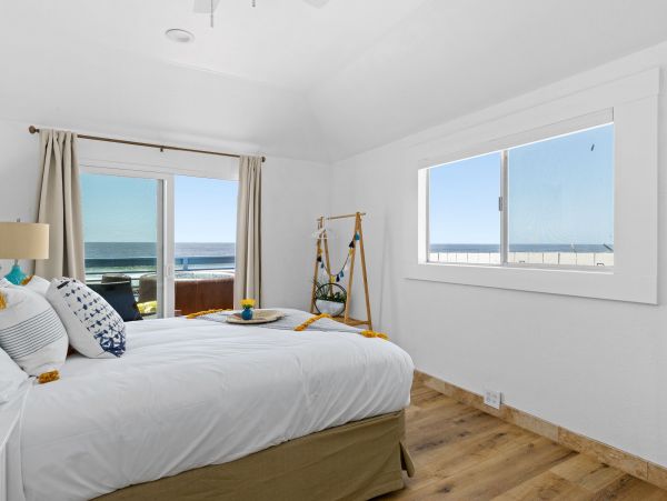 Oceanside Vacation Cottage with Private Spa & Amazing Views