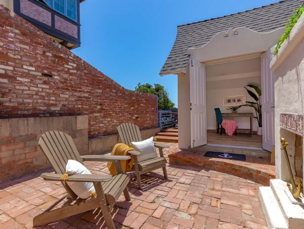 Oceanside Vacation Cottage with Private Spa & Amazing Views