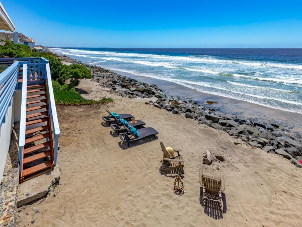 Oceanside Vacation Cottage with Private Spa & Amazing Views