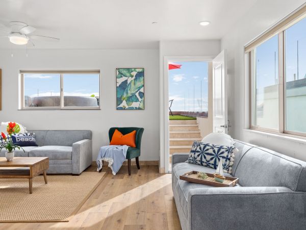 Upper Six Bedroom with Unbelievable Rooftop Deck in Oceanside