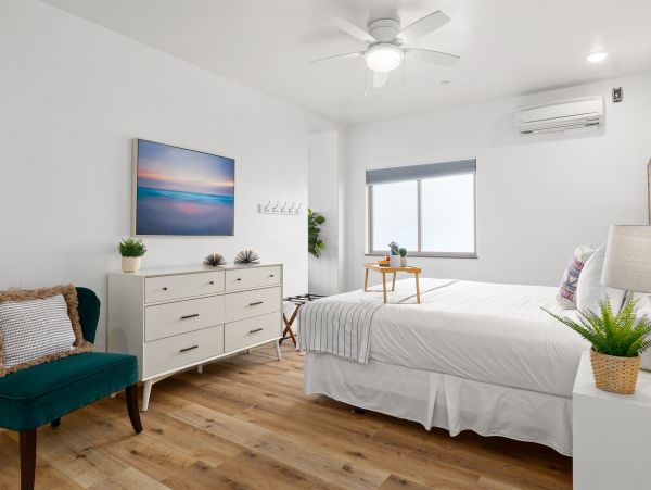 Upper Six Bedroom with Unbelievable Rooftop Deck in Oceanside