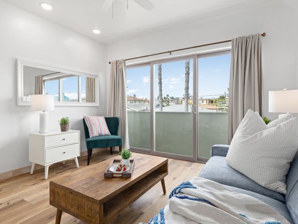 Upper Six Bedroom with Unbelievable Rooftop Deck in Oceanside