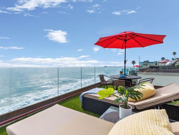 Upper Six Bedroom with Unbelievable Rooftop Deck in Oceanside