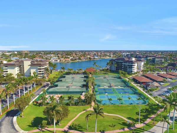 Oceanfront Two Bedroom Condo with Ocean Views