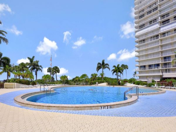 Oceanfront Two Bedroom Condo with Ocean Views