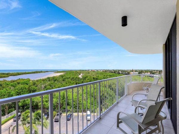 Oceanfront Two Bedroom Condo with Ocean Views