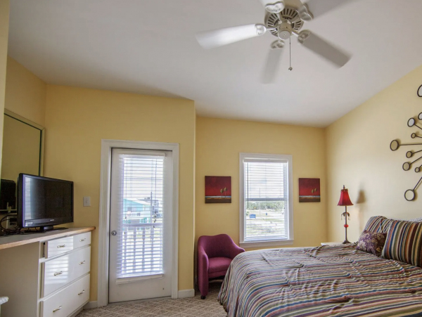 Ten Bedrooms Sleeps up to 36 Guests with Pool!