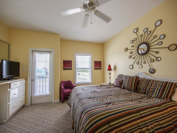 Ten Bedrooms Sleeps up to 36 Guests with Pool!