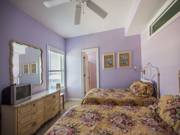 Ten Bedrooms Sleeps up to 36 Guests with Pool!