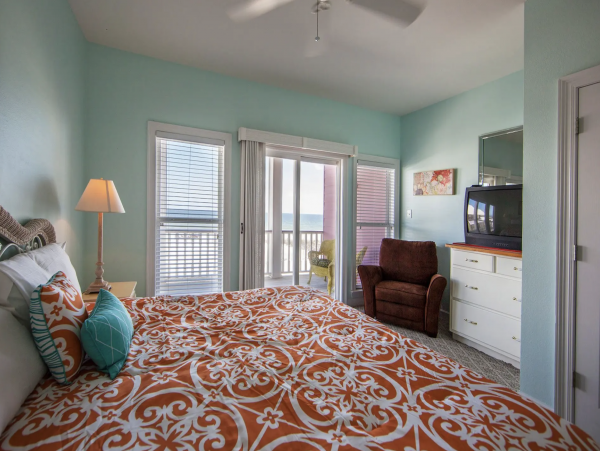 Ten Bedrooms Sleeps up to 36 Guests with Pool!